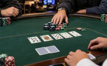 Poker Masters #6: Laskowitz verdoppelt sich gegen Gregg Nahaufnahme eines All-ins bei einem Pokerturnier mit Karten, Chips und Dealerhänden am grünen Pokertisch