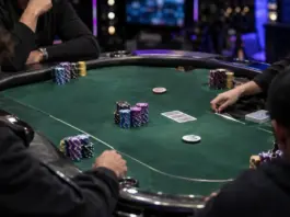 Finaltisch im PokerGO Studio mit Pokerchips und verdeckten Karten nach dem Poker-Masters-Finale