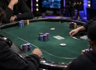 Poker Masters: Vaysman macht aus 20.000 Chips den Sieg Finaltisch im PokerGO Studio mit Pokerchips und verdeckten Karten nach dem Poker-Masters-Finale