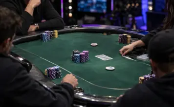 Poker Masters: Vaysman macht aus 20.000 Chips den Sieg Finaltisch im PokerGO Studio mit Pokerchips und verdeckten Karten nach dem Poker-Masters-Finale