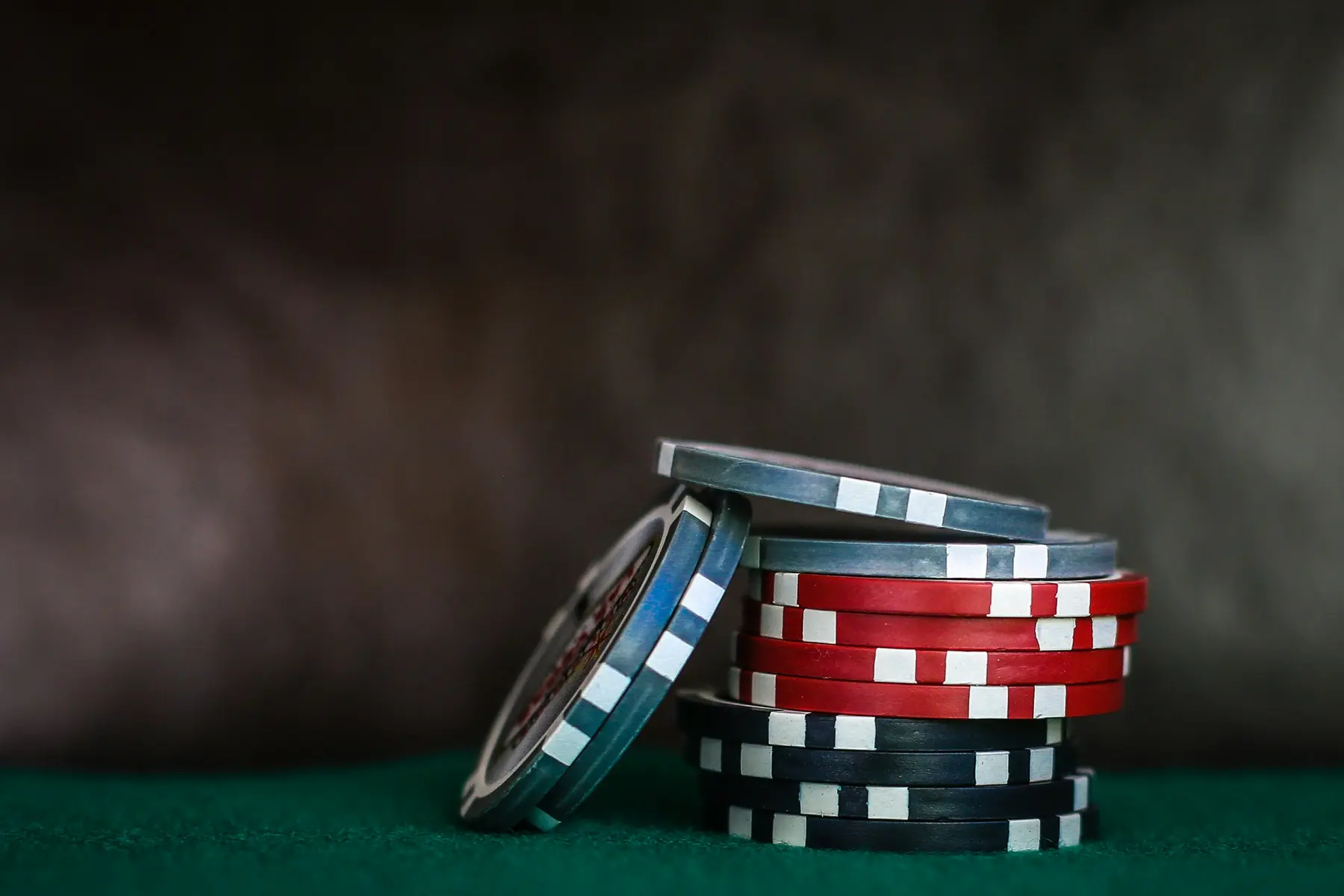 Stapel von Pokerchips auf einem grünen Casino-Tisch