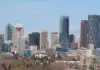 PokerStars kehrt als PokerStars on FanDuel nach Alberta zurück Skyline von Calgary in Alberta mit dem Calgary Tower und Hochhäusern unter blauem Himmel