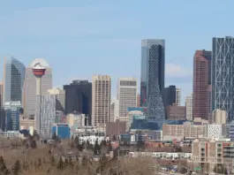 Skyline von Calgary in Alberta mit dem Calgary Tower und Hochhäusern unter blauem Himmel