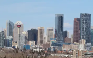 PokerStars kehrt als PokerStars on FanDuel nach Alberta zurück Skyline von Calgary in Alberta mit dem Calgary Tower und Hochhäusern unter blauem Himmel