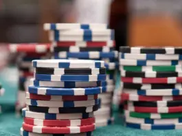Stapel von Pokerchips auf einem grünen Spieltisch