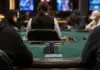 Sean Winter führt knapp ins Finale der Poker Masters Finaltisch eines Pokerturniers mit Spielern und Chipstapeln im Pokerstudio in Las Vegas
