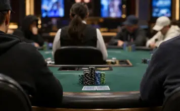 Sean Winter führt knapp ins Finale der Poker Masters Finaltisch eines Pokerturniers mit Spielern und Chipstapeln im Pokerstudio in Las Vegas