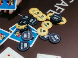 Pokerchips und Spielkarten auf einem Turniertisch während einer Texas-Hold’em-Hand