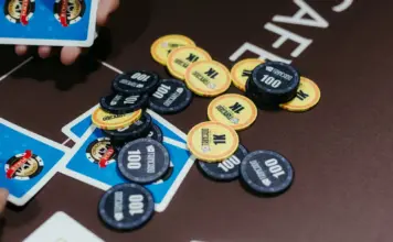 Sean Winter gewinnt Poker-Masters-Finale, Mateos holt die Purple Jacket Pokerchips und Spielkarten auf einem Turniertisch während einer Texas-Hold’em-Hand