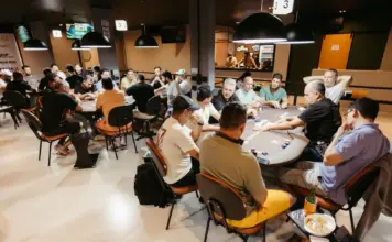 Pokerspieler an mehreren Tischen während eines Live-Turniers in einem Pokerraum