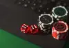 Über 780.000 US-Dollar garantiert: PokerNews-Serie bei 888 Pokerchips und rote Würfel auf einem Laptop
