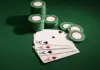 Vier High-Stakes-Turniere für Tritons Jubiläumsjahr geplant Pokerchips und Spielkarten auf einem grünen Casino-Tisch