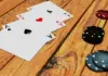 Vom 12:1-Außenseiter zum GUKPT-Sieg in Leeds Pokerkarten und Chips auf einem Holztisch