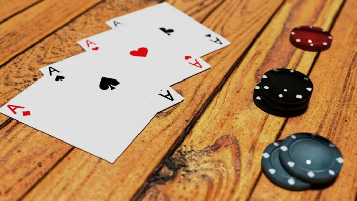 vom-12-1-aussenseiter-zum-gukpt-sieg-in-leeds Pokerkarten und Chips auf einem Holztisch