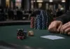 Vom Short Stack zum WSOPC-Triumph: Gianquitti siegt Gold poker championship ring beside chips on a tournament table, symbolizing Gianquitti’s comeback victory
