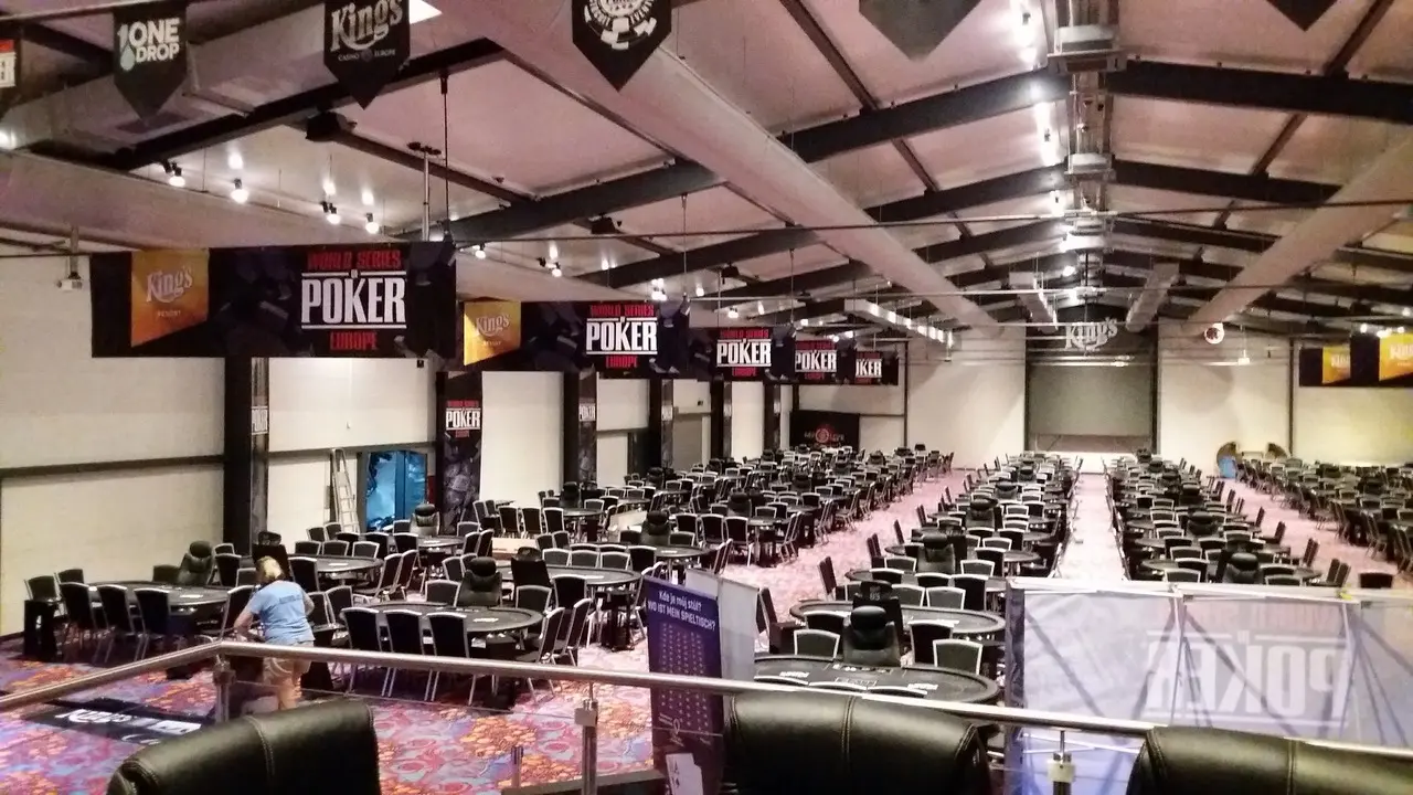 Weitläufiger Turnierraum mit zahlreichen Pokertischen und Bannern der World Series of Poker Europe.