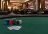 Neue Räume und 18 Ring-Events: WSOP Circuit in Verona Pokerturniertisch mit unmarkierten Chips im modern beleuchteten Casino-Raum